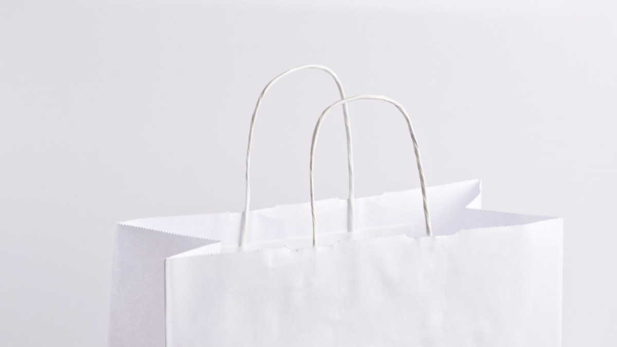 Czym cechują się torby papierowe białe?